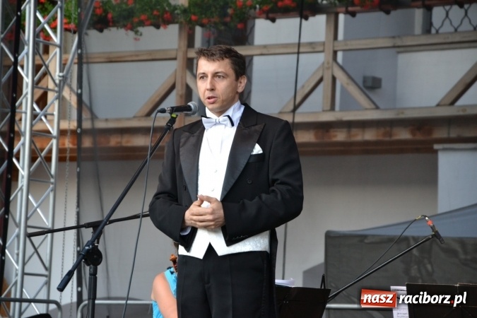 Zdjęcie w galerii na portalu naszraciborz.pl: Koncert w wykonaniu zespołu Escape na Zamku Piastowskim wiadomości z regionu