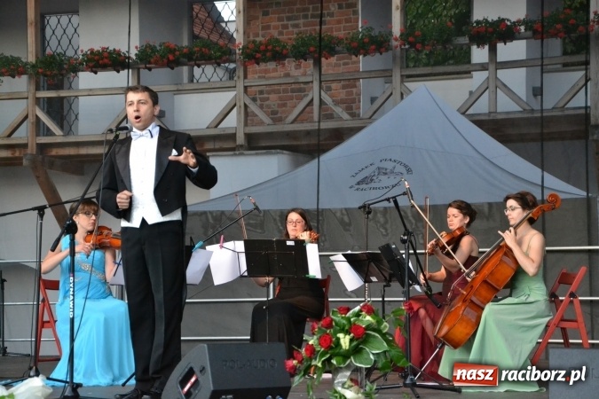 Zdjęcie w galerii na portalu naszraciborz.pl: Koncert w wykonaniu zespołu Escape na Zamku Piastowskim wiadomości z regionu