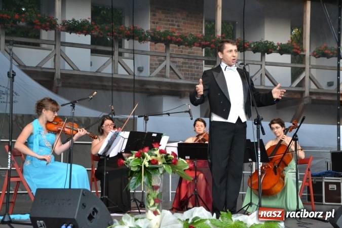 Zdjęcie w galerii na portalu naszraciborz.pl: Koncert w wykonaniu zespołu Escape na Zamku Piastowskim wiadomości z regionu