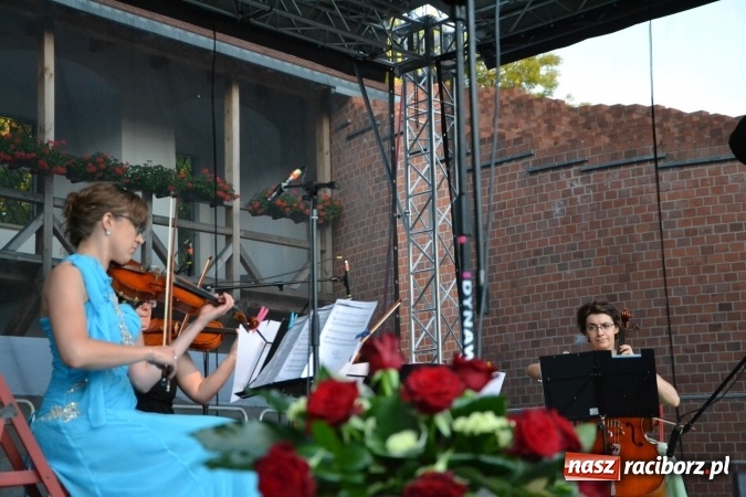 Zdjęcie w galerii na portalu naszraciborz.pl: Koncert w wykonaniu zespołu Escape na Zamku Piastowskim wiadomości z regionu