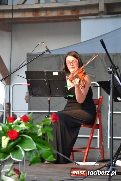 Zdjęcie w galerii na portalu naszraciborz.pl: Koncert w wykonaniu zespołu Escape na Zamku Piastowskim wiadomości z regionu