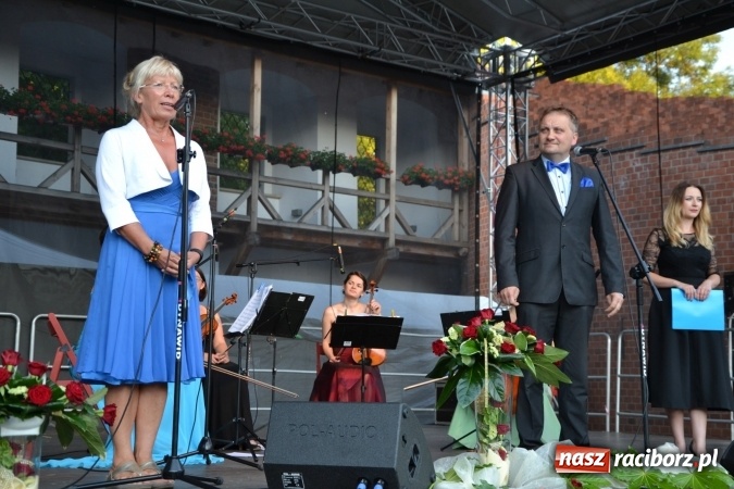 Zdjęcie w galerii na portalu naszraciborz.pl: Koncert w wykonaniu zespołu Escape na Zamku Piastowskim wiadomości z regionu