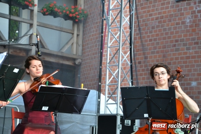 Zdjęcie w galerii na portalu naszraciborz.pl: Koncert w wykonaniu zespołu Escape na Zamku Piastowskim wiadomości z regionu