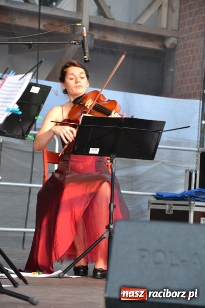 Zdjęcie w galerii na portalu naszraciborz.pl: Koncert w wykonaniu zespołu Escape na Zamku Piastowskim wiadomości z regionu