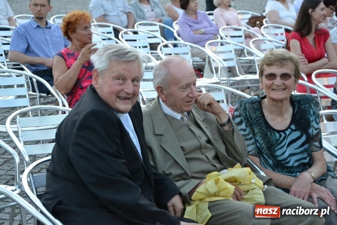 Zdjęcie w galerii na portalu naszraciborz.pl: Koncert w wykonaniu zespołu Escape na Zamku Piastowskim wiadomości z regionu