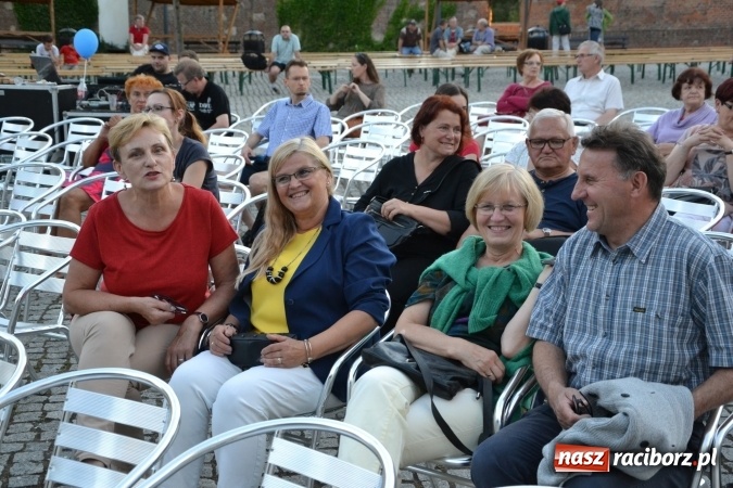 Zdjęcie w galerii na portalu naszraciborz.pl: Koncert w wykonaniu zespołu Escape na Zamku Piastowskim wiadomości z regionu