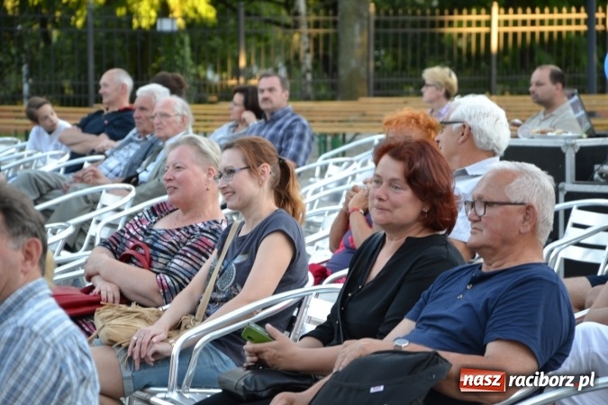 Zdjęcie w galerii na portalu naszraciborz.pl: Koncert w wykonaniu zespołu Escape na Zamku Piastowskim wiadomości z regionu