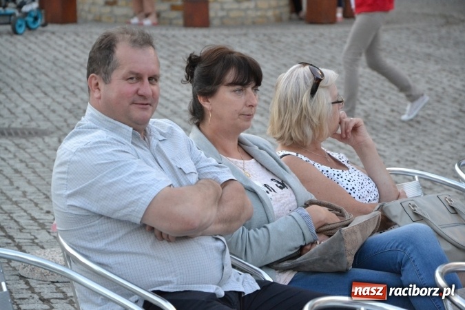 Zdjęcie w galerii na portalu naszraciborz.pl: Koncert w wykonaniu zespołu Escape na Zamku Piastowskim wiadomości z regionu