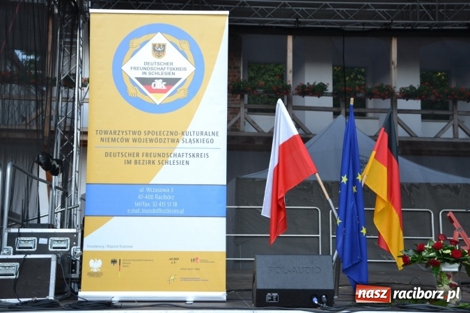 Zdjęcie w galerii na portalu naszraciborz.pl: Koncert w wykonaniu zespołu Escape na Zamku Piastowskim wiadomości z regionu