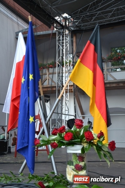 Zdjęcie w galerii na portalu naszraciborz.pl: Koncert w wykonaniu zespołu Escape na Zamku Piastowskim wiadomości z regionu