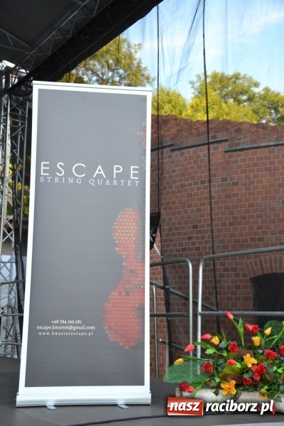 Zdjęcie w galerii na portalu naszraciborz.pl: Koncert w wykonaniu zespołu Escape na Zamku Piastowskim wiadomości z regionu