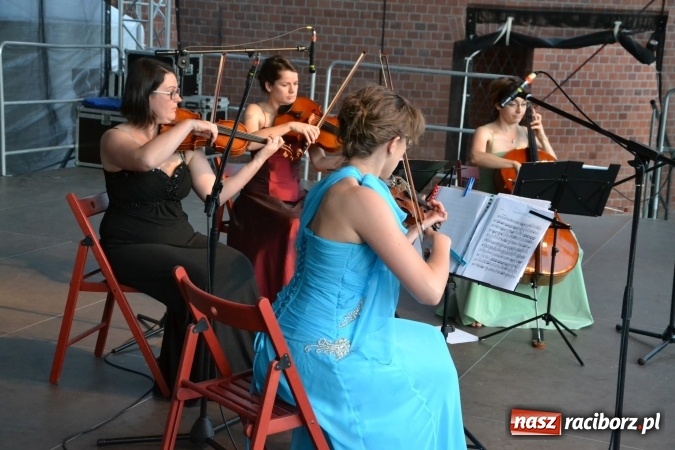 Zdjęcie w galerii na portalu naszraciborz.pl: Koncert w wykonaniu zespołu Escape na Zamku Piastowskim wiadomości z regionu