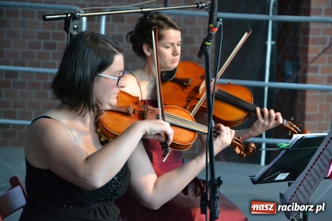 Zdjęcie w galerii na portalu naszraciborz.pl: Koncert w wykonaniu zespołu Escape na Zamku Piastowskim wiadomości z regionu