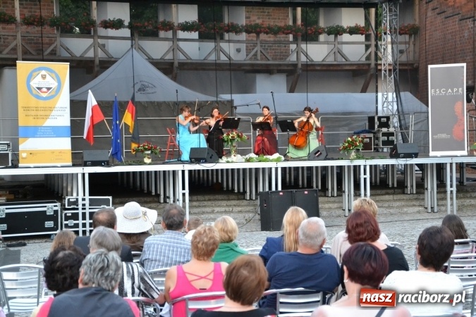 Zdjęcie w galerii na portalu naszraciborz.pl: Koncert w wykonaniu zespołu Escape na Zamku Piastowskim wiadomości z regionu