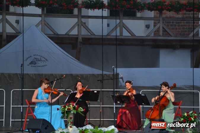 Zdjęcie w galerii na portalu naszraciborz.pl: Koncert w wykonaniu zespołu Escape na Zamku Piastowskim wiadomości z regionu