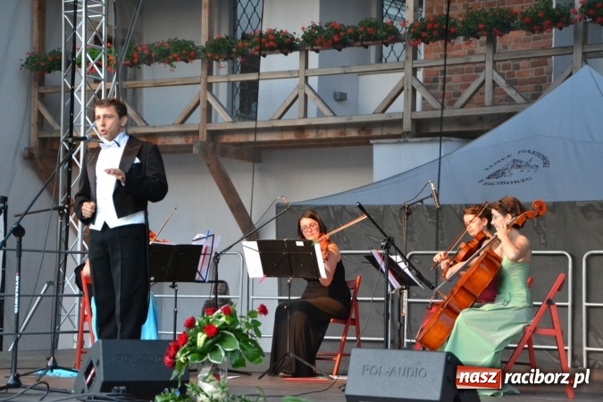 Zdjęcie w galerii na portalu naszraciborz.pl: Koncert w wykonaniu zespołu Escape na Zamku Piastowskim wiadomości z regionu