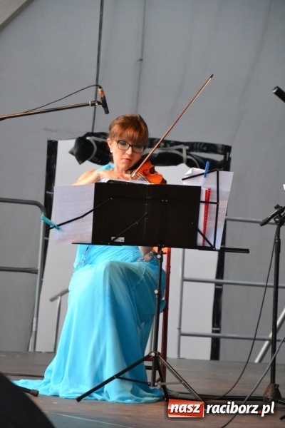 Zdjęcie w galerii na portalu naszraciborz.pl: Koncert w wykonaniu zespołu Escape na Zamku Piastowskim wiadomości z regionu