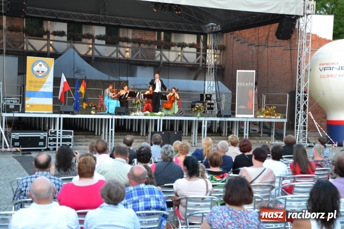 Zdjęcie w galerii na portalu naszraciborz.pl: Koncert w wykonaniu zespołu Escape na Zamku Piastowskim wiadomości z regionu