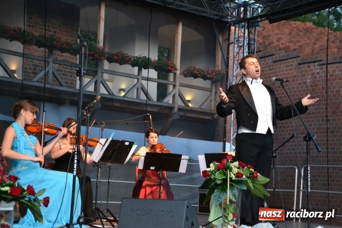 Zdjęcie w galerii na portalu naszraciborz.pl: Koncert w wykonaniu zespołu Escape na Zamku Piastowskim wiadomości z regionu