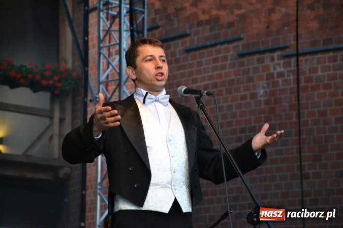 Zdjęcie w galerii na portalu naszraciborz.pl: Koncert w wykonaniu zespołu Escape na Zamku Piastowskim wiadomości z regionu