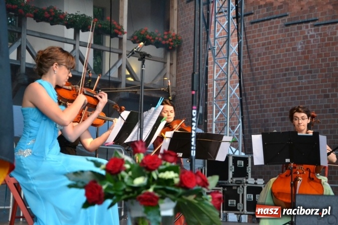 Zdjęcie w galerii na portalu naszraciborz.pl: Koncert w wykonaniu zespołu Escape na Zamku Piastowskim wiadomości z regionu