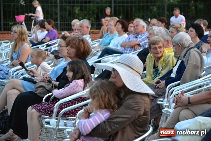 Zdjęcie w galerii na portalu naszraciborz.pl: Koncert w wykonaniu zespołu Escape na Zamku Piastowskim wiadomości z regionu