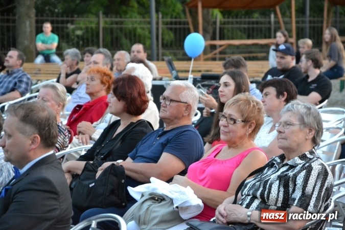 Zdjęcie w galerii na portalu naszraciborz.pl: Koncert w wykonaniu zespołu Escape na Zamku Piastowskim wiadomości z regionu