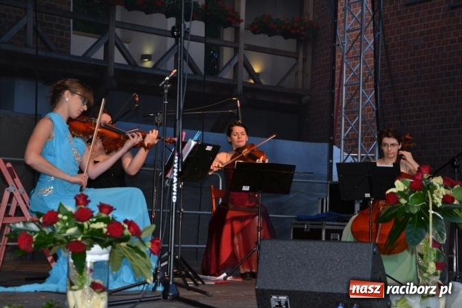 Zdjęcie w galerii na portalu naszraciborz.pl: Koncert w wykonaniu zespołu Escape na Zamku Piastowskim wiadomości z regionu