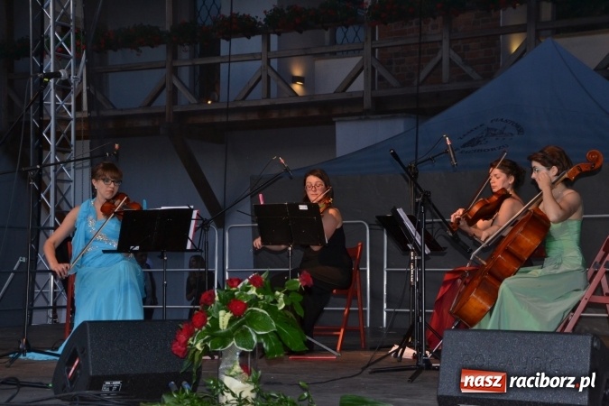 Zdjęcie w galerii na portalu naszraciborz.pl: Koncert w wykonaniu zespołu Escape na Zamku Piastowskim wiadomości z regionu