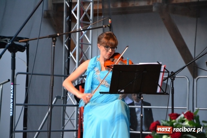 Zdjęcie w galerii na portalu naszraciborz.pl: Koncert w wykonaniu zespołu Escape na Zamku Piastowskim wiadomości z regionu