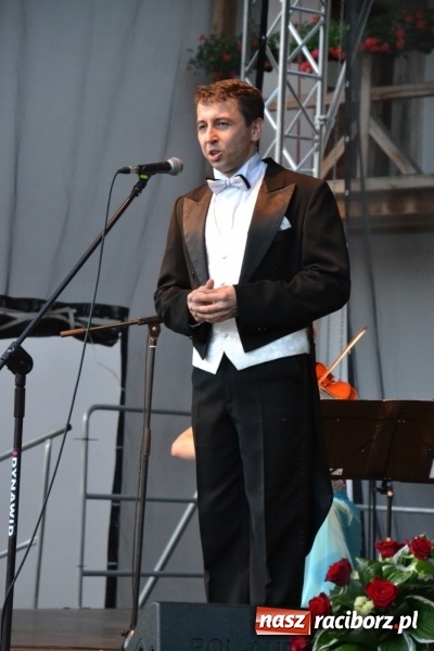 Zdjęcie w galerii na portalu naszraciborz.pl: Koncert w wykonaniu zespołu Escape na Zamku Piastowskim wiadomości z regionu