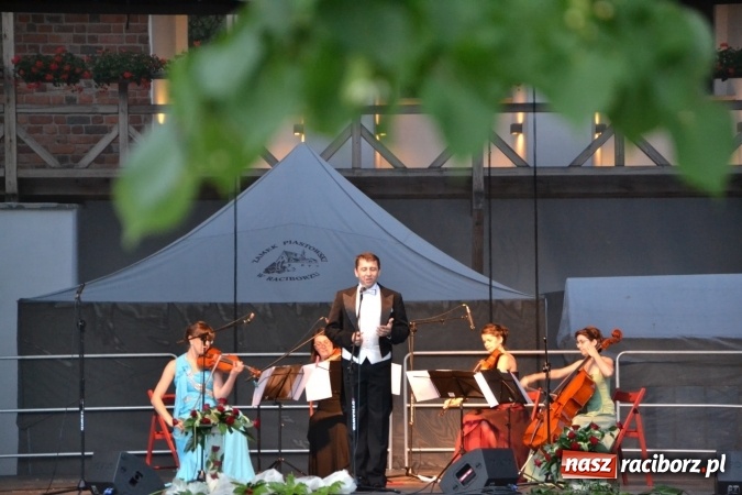 Zdjęcie w galerii na portalu naszraciborz.pl: Koncert w wykonaniu zespołu Escape na Zamku Piastowskim wiadomości z regionu