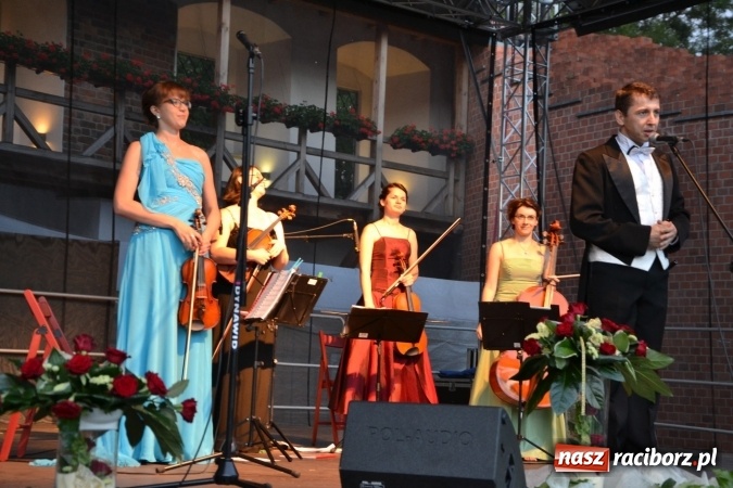 Zdjęcie w galerii na portalu naszraciborz.pl: Koncert w wykonaniu zespołu Escape na Zamku Piastowskim wiadomości z regionu