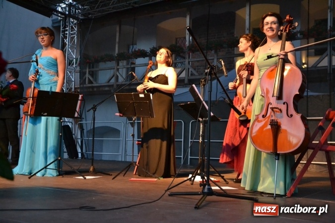 Zdjęcie w galerii na portalu naszraciborz.pl: Koncert w wykonaniu zespołu Escape na Zamku Piastowskim wiadomości z regionu