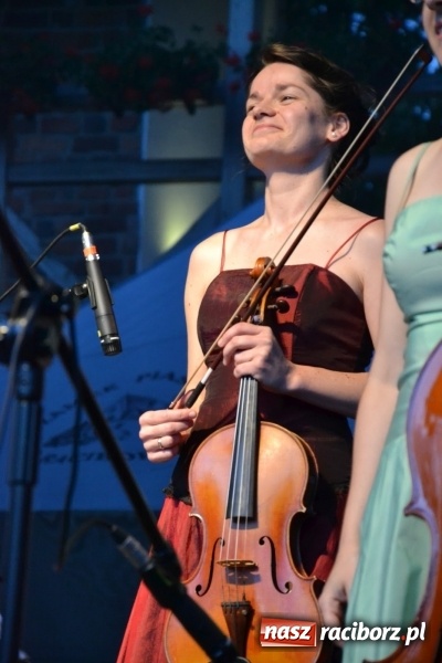 Zdjęcie w galerii na portalu naszraciborz.pl: Koncert w wykonaniu zespołu Escape na Zamku Piastowskim wiadomości z regionu