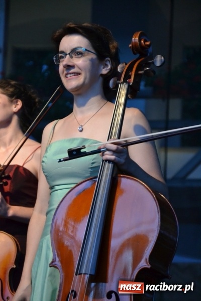 Zdjęcie w galerii na portalu naszraciborz.pl: Koncert w wykonaniu zespołu Escape na Zamku Piastowskim wiadomości z regionu