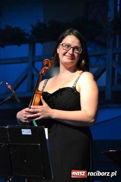 Zdjęcie w galerii na portalu naszraciborz.pl: Koncert w wykonaniu zespołu Escape na Zamku Piastowskim wiadomości z regionu