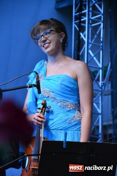 Zdjęcie w galerii na portalu naszraciborz.pl: Koncert w wykonaniu zespołu Escape na Zamku Piastowskim wiadomości z regionu