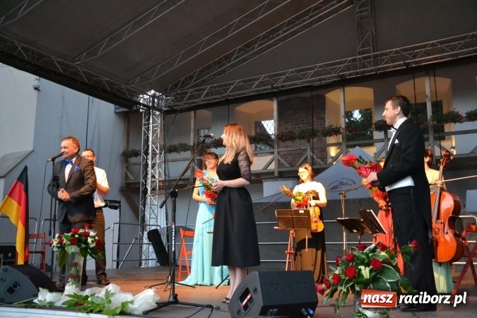 Zdjęcie w galerii na portalu naszraciborz.pl: Koncert w wykonaniu zespołu Escape na Zamku Piastowskim wiadomości z regionu