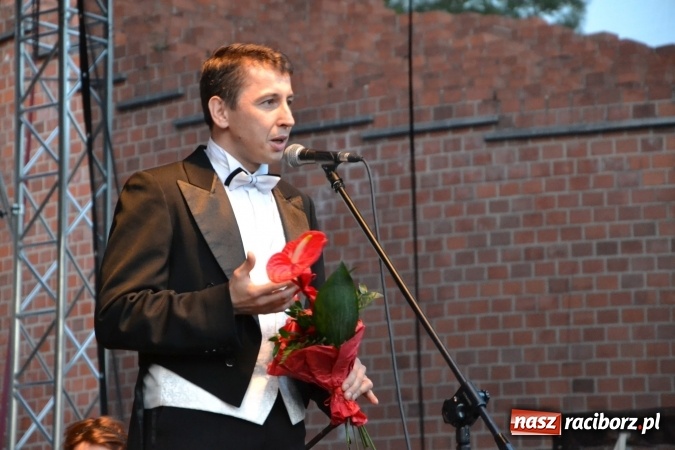 Zdjęcie w galerii na portalu naszraciborz.pl: Koncert w wykonaniu zespołu Escape na Zamku Piastowskim wiadomości z regionu