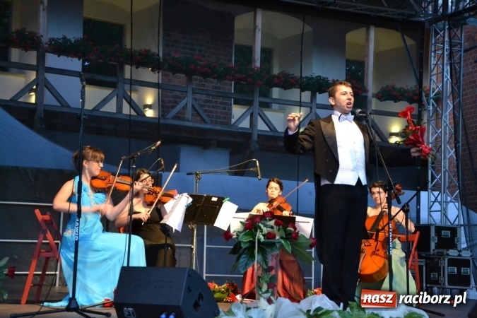 Zdjęcie w galerii na portalu naszraciborz.pl: Koncert w wykonaniu zespołu Escape na Zamku Piastowskim wiadomości z regionu