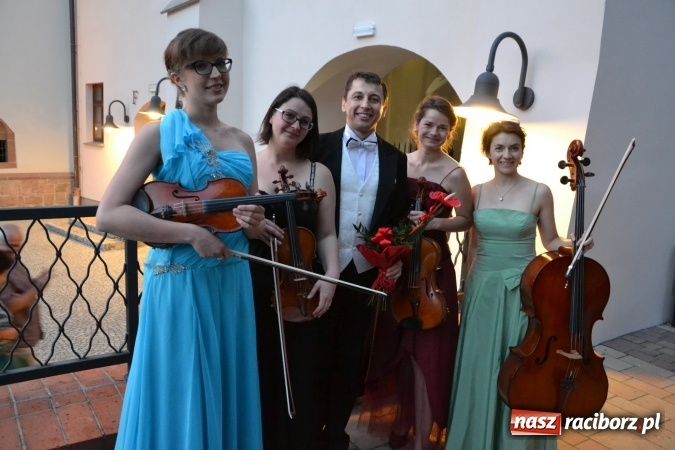 Zdjęcie w galerii na portalu naszraciborz.pl: Koncert w wykonaniu zespołu Escape na Zamku Piastowskim wiadomości z regionu