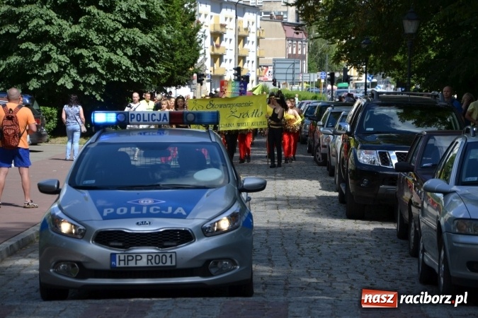 Zdjęcie w galerii na portalu naszraciborz.pl: 16. edycja Międzynarodowych Spotkań Artystycznych Śląsk Kraina Wielu Kultur za nami. Video przemarszu z lotu ptaka wiadomości z regionu