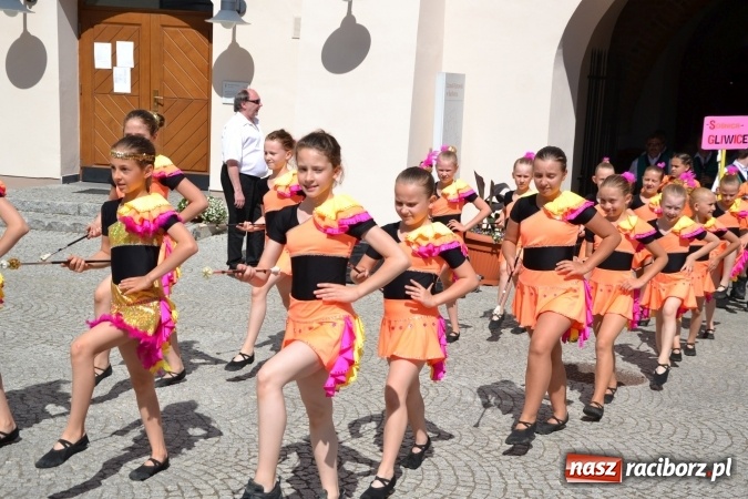 Zdjęcie w galerii na portalu naszraciborz.pl: 16. edycja Międzynarodowych Spotkań Artystycznych Śląsk Kraina Wielu Kultur za nami. Video przemarszu z lotu ptaka wiadomości z regionu