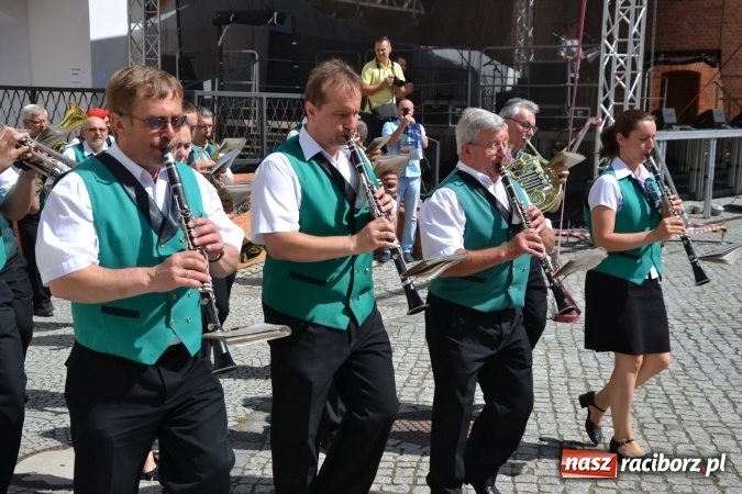 Zdjęcie w galerii na portalu naszraciborz.pl: 16. edycja Międzynarodowych Spotkań Artystycznych Śląsk Kraina Wielu Kultur za nami. Video przemarszu z lotu ptaka wiadomości z regionu