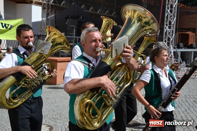 Zdjęcie w galerii na portalu naszraciborz.pl: 16. edycja Międzynarodowych Spotkań Artystycznych Śląsk Kraina Wielu Kultur za nami. Video przemarszu z lotu ptaka wiadomości z regionu