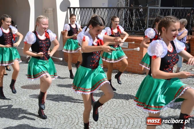 Zdjęcie w galerii na portalu naszraciborz.pl: 16. edycja Międzynarodowych Spotkań Artystycznych Śląsk Kraina Wielu Kultur za nami. Video przemarszu z lotu ptaka wiadomości z regionu