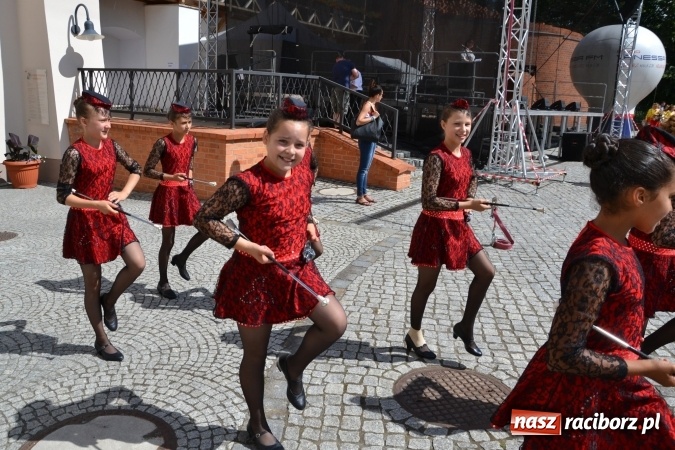 Zdjęcie w galerii na portalu naszraciborz.pl: 16. edycja Międzynarodowych Spotkań Artystycznych Śląsk Kraina Wielu Kultur za nami. Video przemarszu z lotu ptaka wiadomości z regionu