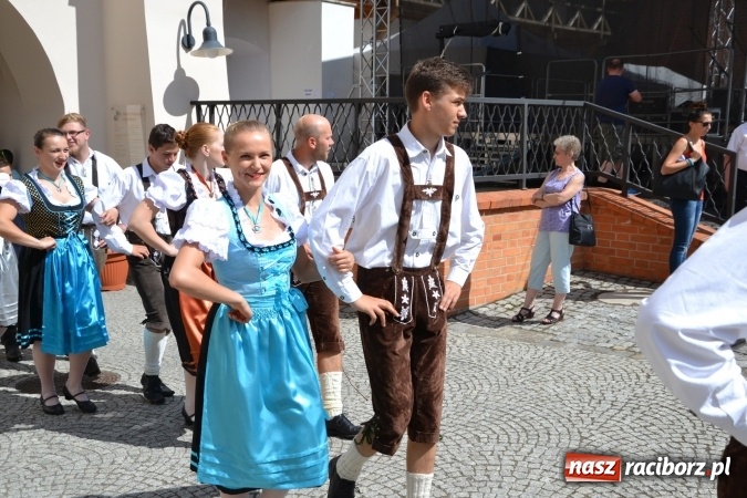 Zdjęcie w galerii na portalu naszraciborz.pl: 16. edycja Międzynarodowych Spotkań Artystycznych Śląsk Kraina Wielu Kultur za nami. Video przemarszu z lotu ptaka wiadomości z regionu