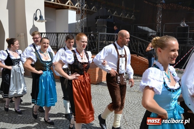 Zdjęcie w galerii na portalu naszraciborz.pl: 16. edycja Międzynarodowych Spotkań Artystycznych Śląsk Kraina Wielu Kultur za nami. Video przemarszu z lotu ptaka wiadomości z regionu